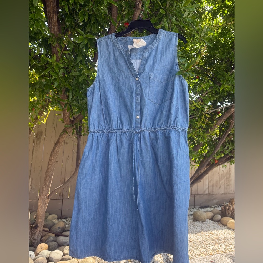 NEW women’s Sleeveless Blue med wash Denim Dress size XLT 100% cotton summery.